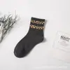 Calcetines de tubo medio para mujer estampado clásico de leopardo calcetines altos para niños otoño e invierno vintage versátiles estilo coreano calcetines para mujer cálidos transpirables