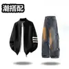 Temporada de primavera y otoño: una chaqueta casual de punto con cremallera, un suéter de cuello alto, combinados con jeans - un atuendo moderno para adolescentes