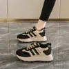 Zapatos de plataforma estilo Hong Kong transfronterizos para mujer, suela gruesa, nuevos para Otoño e Invierno 2024, populares en Internet, súper populares, casuales, deportivos, de moda, Zapatos Forrest Gump