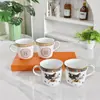Tazas de porcelana de hueso de lujo con borde dorado, perfectas para regalos de empresa o de inauguración de casa.