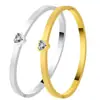 Pulseras Populares Europeas y Americanas de Acero de Titanio para Comercio Exterior para Mujeres y Parejas, Versión Estrecha de Pulseras, Pulseras de Acero Inoxidable con Incrustaciones de Diamantes en Forma de Corazón, Venta al por Mayor