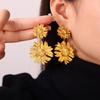 Europa y Estados Unidos venta caliente transfronteriza talla anillo aretes de flor hueca acero titanio chapado oro 18K aretes exagerados joyería mujer