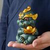 Lindos adornos para mascotas de té de piedra de arena verde dorado de Pixiu de la suerte, decoraciones creativas para el hogar, la sala de estar y el escritorio, que pueden criar té para jugar.
