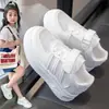 Tênis brancos para crianças, novo modelo 2026, sapatos versáteis de sola macia para meninos e meninas, sapatos escolares da moda para crianças maiores, sapatos esportivos