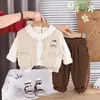 Moda Infantil Conjunto de Primavera 2026 Nuevo Modelo: Conjunto de Tres Piezas de Suéter Cardigan con Estampado de Conejos y Mangas Largas para Niñas