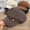 Gorra de Boina Vintage para Mujer 2026 Otoño/Invierno, Hebilla de Cuero, Logo Metálico, Estilo Británico Clásico, Artística, Adelgazante del Rostro, de Moda