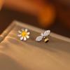 Bajo el árbol baniano plata S925 aretes de margarita fresca de verano con abeja asimétricos aretes Mori adornos para la oreja diseño nicho