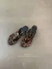 []2026 Novo Estilo Simples Bico Quadrado Solado Anabela Salto Médio Bico Aberto Chinelos Salto Médio Sapatos para Exterior