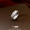 Anillo de Luz de Zirconia con Patrón de Diamante Europeo y Americano Lujo Alto Gama Exquisito Anillo para el Dedo Índice Tendencia Versátil Joyería para Mujeres Venta al por Mayor
