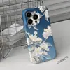 Fornecimento transfronteiriço: Capa de celular com fundo azul e flor de magnólia branca cintilante para 16 Plus, apresentando um design impresso em alta definição estilo chinês usando película de transferência de calor