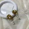 Pendientes de perla exagerados elegantes pendientes dorados diseño de nicho estilo retro de Hong Kong pendientes de época para mujer