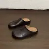 Novas pantufas de dedo dividido para outono para mulheres, estilosas e que aumentam a altura, sapatos slip-on 2026, tamancos versáteis retrô de bico fechado com sola grossa
