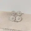Pendientes de Plata de Ley S925 de Lujo Ligero y Exquisitos con un Estilo Minimalista de Alta Gama para Mujer, Presentando Clavos Pequeños y Sencillos de Flor de Margarita con Baño Galvánico