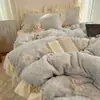 Juego de cuatro piezas estilo encaje de terciopelo de leche de grado A con estampado floral pequeño, sábana cálida de otoño e invierno, protector de colchón, funda de edredón, ropa de cama para el hogar
