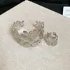 Conjunto de Anel e Pulseira Aberta com Padrão de Flor de Metal Estilo Retrô Europeu e Americano Versátil Pulseira Joia de Luxo Leve de Alta Qualidade para Mulheres