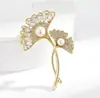 Broche de Flor de Lirio Francesa con Hojas, Circonita y Perla de Lujo Ligero y Exquisito, Accesorios de Pin para Traje y Abrigo de Atmósfera de Gama Alta, Ramillete
