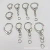 Fabricante Venta al por Mayor Aleación de ZinC Hebilla C Hebilla con Borla Blanca Grande, Mediana y Pequeña Hebilla en Forma de D Metal Llavero Giratorio en Forma de 8