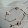 V oro versión alta L familia burro rombo pulsera redonda cuatro flores nácar blanco nácar rosa fábrica de origen transmisión en vivo llevar mercancía