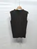 Colete Simples e Estiloso de Alta Qualidade Issey Miyake com Pregas e Gola Meia-Alta, Versátil para Usar em Camadas ou Sozinho, Top Sem Mangas de Corte Ajustado para Mulheres