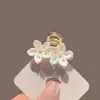 Pendientes Románticos Estilo Francés de Lujo Ligero Pétalo Blanco 2024 Moda Versátil Lujo Ligero Nicho Pendientes de Botón Joyería para Mujeres