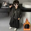 Conjunto de Terciopelo Plus para Niños Otoño e Invierno 2026 Nuevo Estilo Guapo Moderno Chaqueta Acolchada para Bebé Conjunto de Tres Piezas Engrosado para Niños Moderno