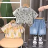 Traje de Dos Piezas de Verano para Niños con Estampado de Hojas y Pantalones Cortos, Nuevo Estilo Bebé 2025, Traje Casual de Verano