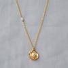 Collar colgante de temperamento de diosa de la moda de estilo oceánico de perla de agua dulce con concha dorada simple chapada en oro latón estilo coreano