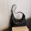 Bolsa de Ombro de Grande Capacidade com Design de Nicho Bolsa Tote Elegante para o Dia a Dia Nova Coleção Verão 2024 Bolsa Transversal Simples e Casual