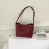 Bolsa Transfronteiriça de Alta Qualidade com Textura Tecida Feminina 2026 Nova Tendência Design de Nicho Fashionável Versátil Bolsa de Ombro Único para Sobrancelha