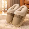 Pantuflas de algodón para mujer y hombre, estilo nuevo otoño/invierno 2026, con forro de felpa, suela gruesa, para uso en interiores, proporcionando una sensación cómoda y acolchada