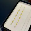 Elegante Pulseira de Corrente Oca Dourada Estilo Retrô com Cinco Flores para Mulheres, Joia Personalizada Exquisite de Alto Padrão com Atmosfera de Ano Novo