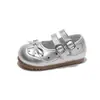 Sapatos de couro para meninas, coleção primavera/outono 2026, sapatos sem cadarço para bebês com laço, sapatos de princesa da moda, sapatilhas de sola macia para meninas pequenas