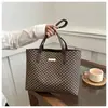 Bolsa Tote de Grande Capacidade 2025 Nova Coleção de Primavera Bolsa Feminina Estampada em PU Bolsa de Ombro Bolsa de Mão Retrô Bolsa de Axila para Mulheres