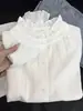 Camisa Branca Manga Longa Estilo Francês para Mulheres, Nova Coleção Primavera 2026 Vintage Solta Emagrecedora Blusa com Bordas Franzidas, Top para Usar por Baixo