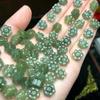 Venta al por mayor de fábrica de material natural Qinghai, flor de ciruelo de jade Hetian viva, bricolaje, hecho a mano, verde, amarillo, boca a través del agujero trasero, accesorios de nube
