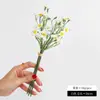 Arreglo decorativo con margaritas pequeñas, crisantemos silvestres, flores artificiales de manzanilla, flores de seda para banquetes y mesas de comedor pequeñas