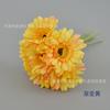 Simulación de gerberas atadas a mano con flores, mesa de sala de estar, mesa de postres, diseño de corona, decoración de escena de centro comercial