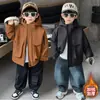 Chaqueta de Algodón Gruesa con Bolsillo Tridimensional de Terciopelo para Niños Estilo Otoño e Invierno 2026 Nuevo Estilo de Invierno para Niños Pequeños y Medianos Ropa de Algodón de Dos Capas Moderna