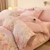 Uma. Conjunto de cama de quatro peças 100% algodão, com lado B em veludo de leite, capa de edredom de algodão escovado, lençol de cama de fleece de coral espesso e quente, e colcha