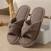 Nuevas zapatillas de algodón de pana cruzadas para venta transfronteriza, venta al por mayor para el hogar de otoño e invierno, zapatillas cálidas de interior para mujer, invierno