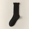Meias cano médio com babados de orelha de madeira para mulheres, outono e inverno, cor sólida, estudante, simples, versátil, combina casualmente com sapatos de couro pequenos, meias longas de algodão