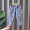Calças jeans infantis da moda para meninas de tamanhos pequeno e médio, modelo estampado e com efeito sal, estilo primavera/outono 2024. Nova coleção para meninas de 1 a 5 anos.