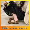Novidade de primavera, sapatos femininos baixos de bico quadrado para uso externo, com fecho de velcro, adequados para combinar com saias, mocassins de corte baixo, estilo Chanel suave 2026