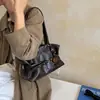 Bolso de hombro ligero y lujoso de estilo retro para mujer, con gran capacidad, un nuevo diseño 2026, un aspecto sofisticado y un estilo versátil adecuado para el uso diario