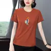 Camiseta feminina de manga curta com ombros regulares, para mulheres de meia-idade, novo estilo popular para o verão de 2026, blusa folgada plus size com mangas curtas.