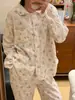 Pijama de algodón puro grado A para mujer, con diseño de dibujos animados, tejido de gasa de doble capa, mangas largas y un nuevo estilo otoño/invierno, lo que lo convierte en un cómodo conjunto de ropa de estar por casa 100% algodón.