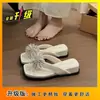 Chanclas de cuña con diseño de pedrería estilo francés para mujer, adecuadas para usar en exteriores, Nuevo modelo de verano 2026, Sandalias de dedo con suela gruesa para combinar con vestidos