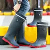 Nuevas botas de lluvia de estilo británico para hombre, antideslizantes, impermeables, de caña corta, con suela gruesa, adecuadas para uso en la cocina, obras de construcción y como cubrebotas, proporcionando calidez y protección contra la lluvia.