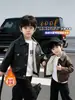 Chaqueta de cuero para niño con forro polar, nuevo estilo invierno 2025, chaqueta engrosada de otoño e invierno para niños pequeños y mayores, chaqueta de cuero a la moda