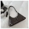 Outono 2026 Nova Bolsa de Ombro Único com Rebites Estilosa Bolsa Transversal Feminina Super Popular de Nicho Bolsa de Meia-Lua de Alta Qualidade